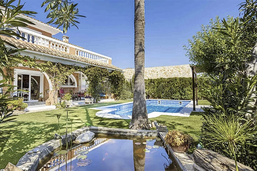 Villa tradicional con jardín y piscina en una zona tranquila de El Toro