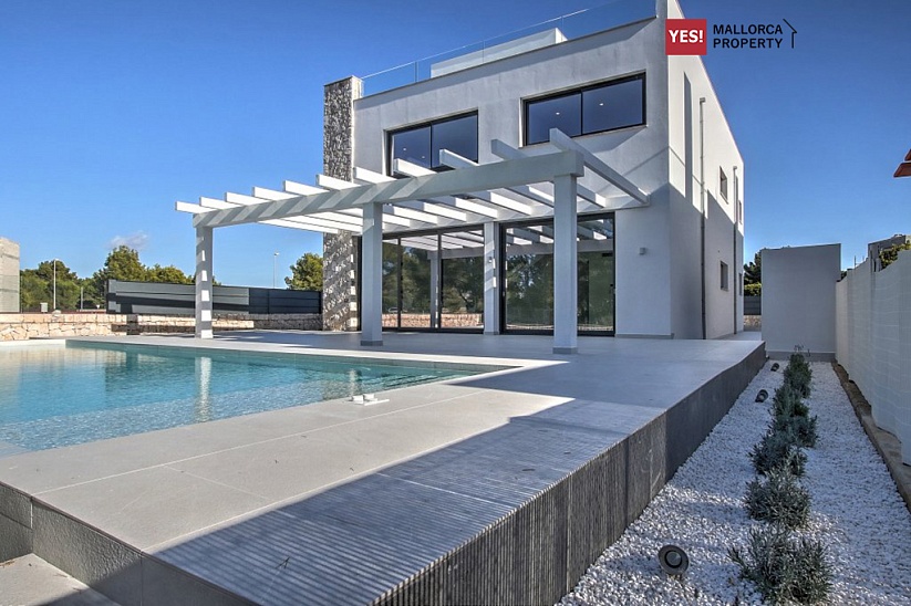 Moderna villa de nueva construcción con vistas al mar en Puig De Ros