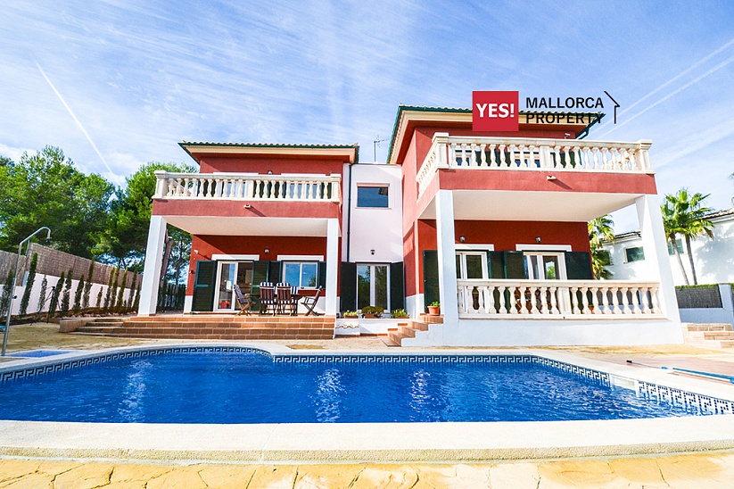 Villa en venta en Cala Vinyes (Mallorca). En una posición panorámica con vistas al mar, piscina, jardín. La superficie habitable de 390 metros cuadrados