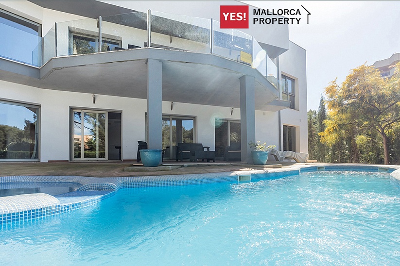 Villa de estilo moderno con acceso a la playa en Cala Vines