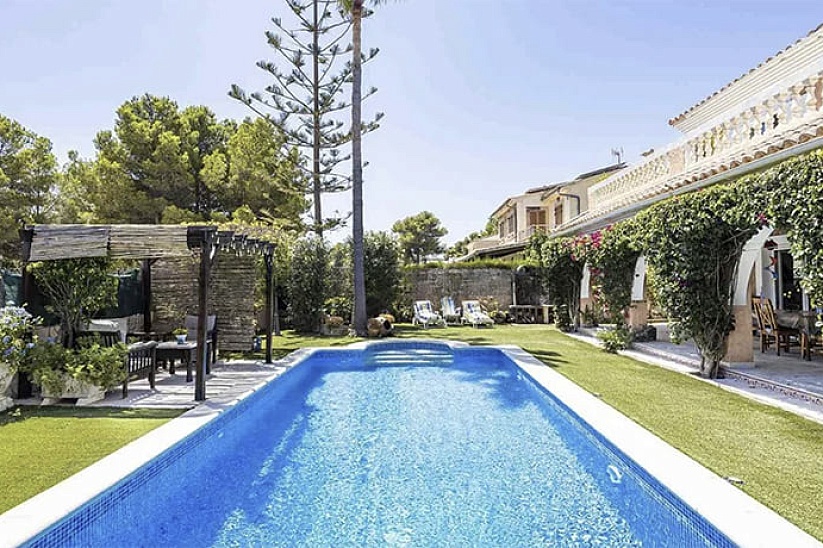 Villa tradicional con jardín y piscina en una zona tranquila de El Toro