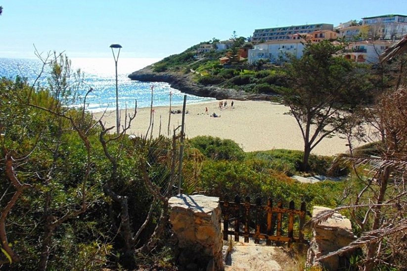Villa con jardín y acceso a playa privada en Porto Cristo