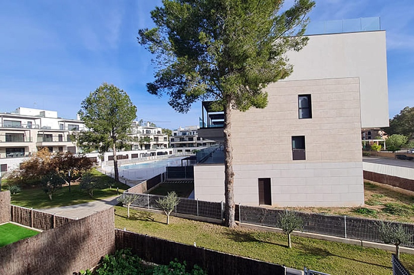 Apartamento nuevo en prestigiosa residencia con jardín y piscina cerca del centro de Santa Ponsa