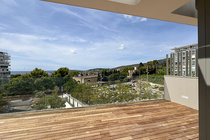 Ático nuevo en una residencia moderna con piscina en Cala Mayor