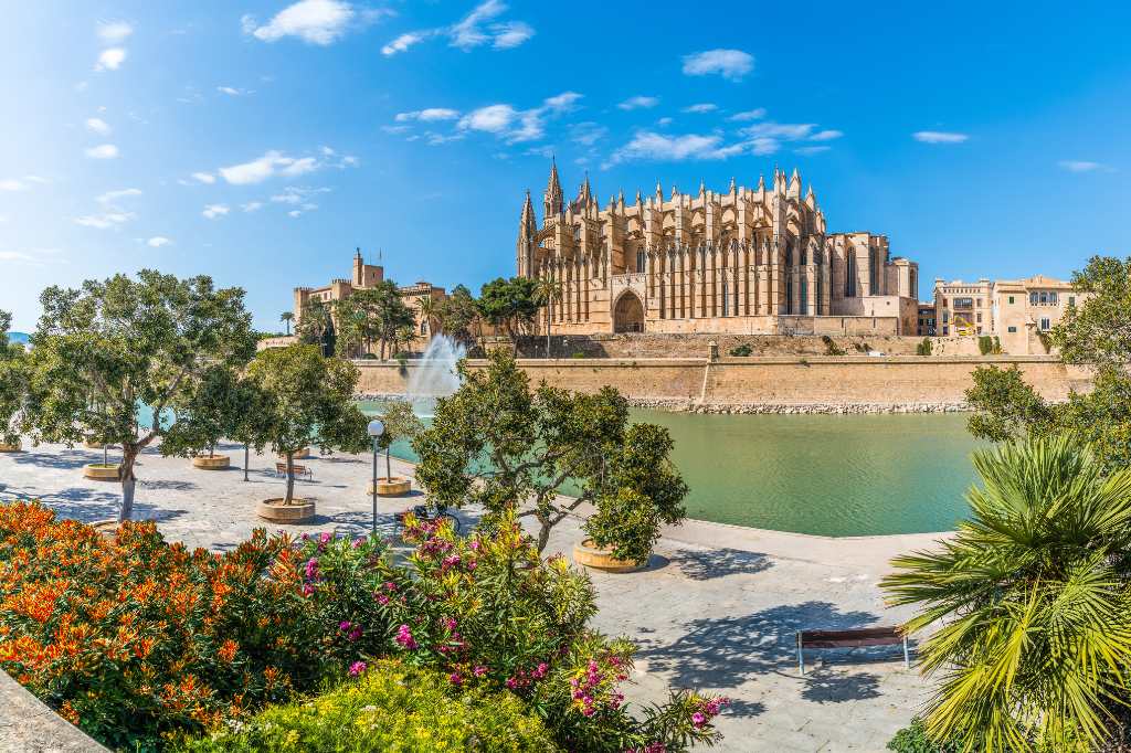 Escápese del frío: Guía de viaje completa para noviembre en Mallorca