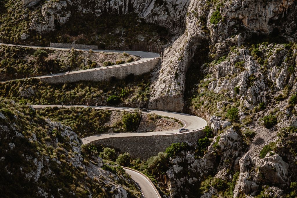 Carretera sinuosa de montaña en Mallorca