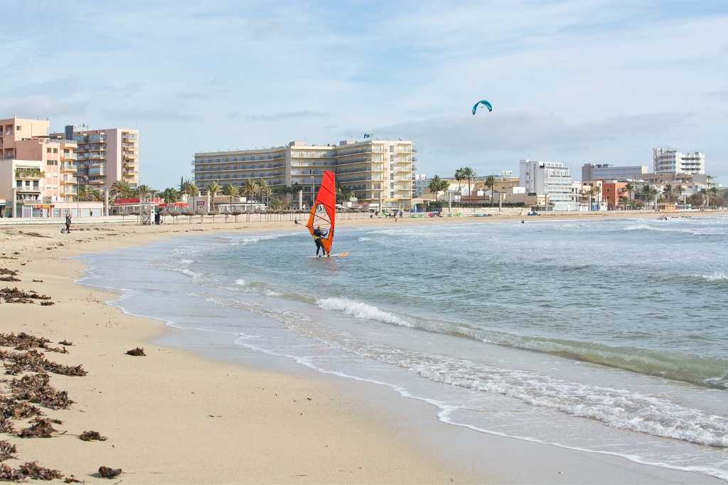 Kitesurfistas en Playa de Palma en un día ventoso de diciembre