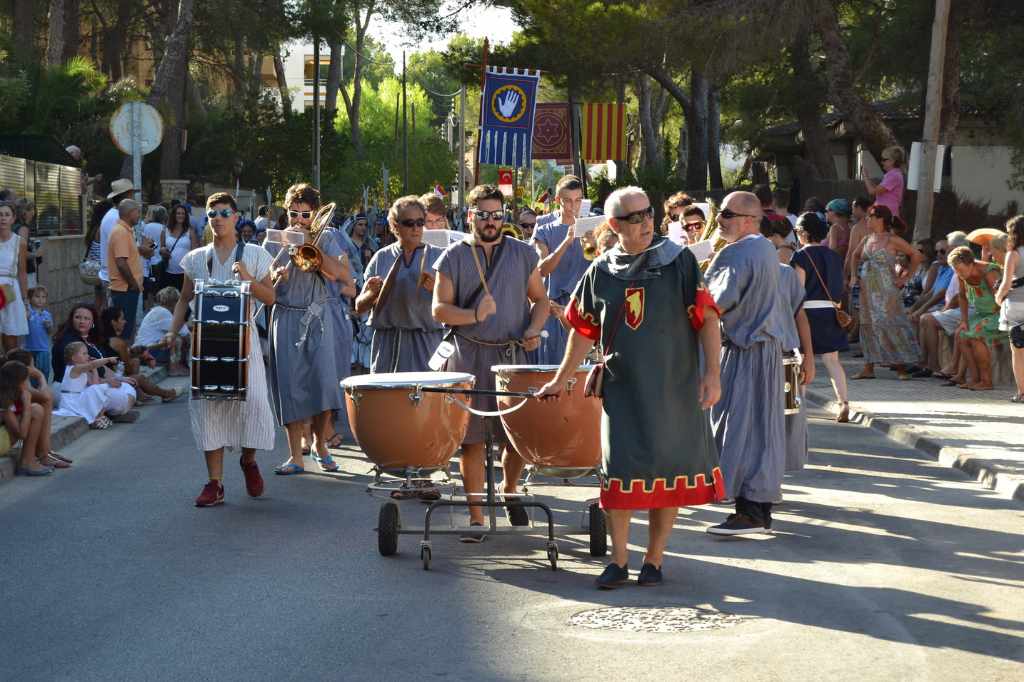 Muchas bandas de música participan en el desfile de Les Festes del Reí en Jaume