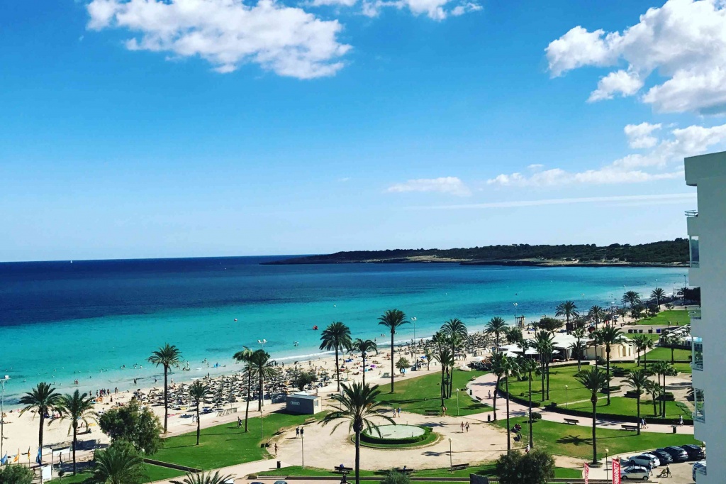 Vista de la playa desde el balcón del hotel en Cala Millor