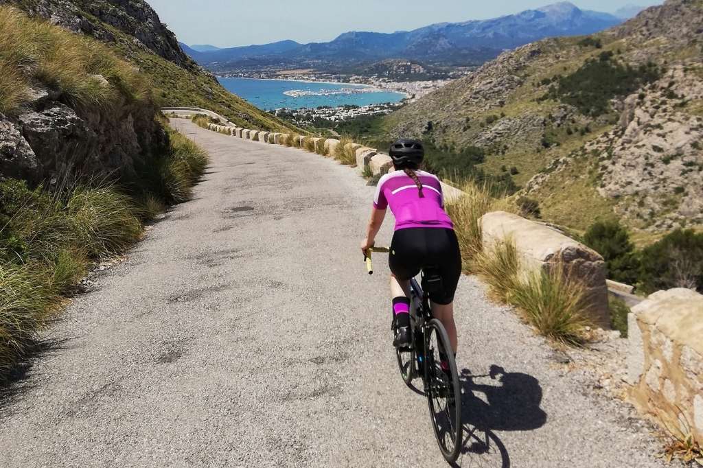 Joven en bicicleta por las carreteras de Mallorca
