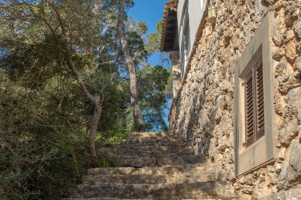 escalera de piedra en Cala Figuera
