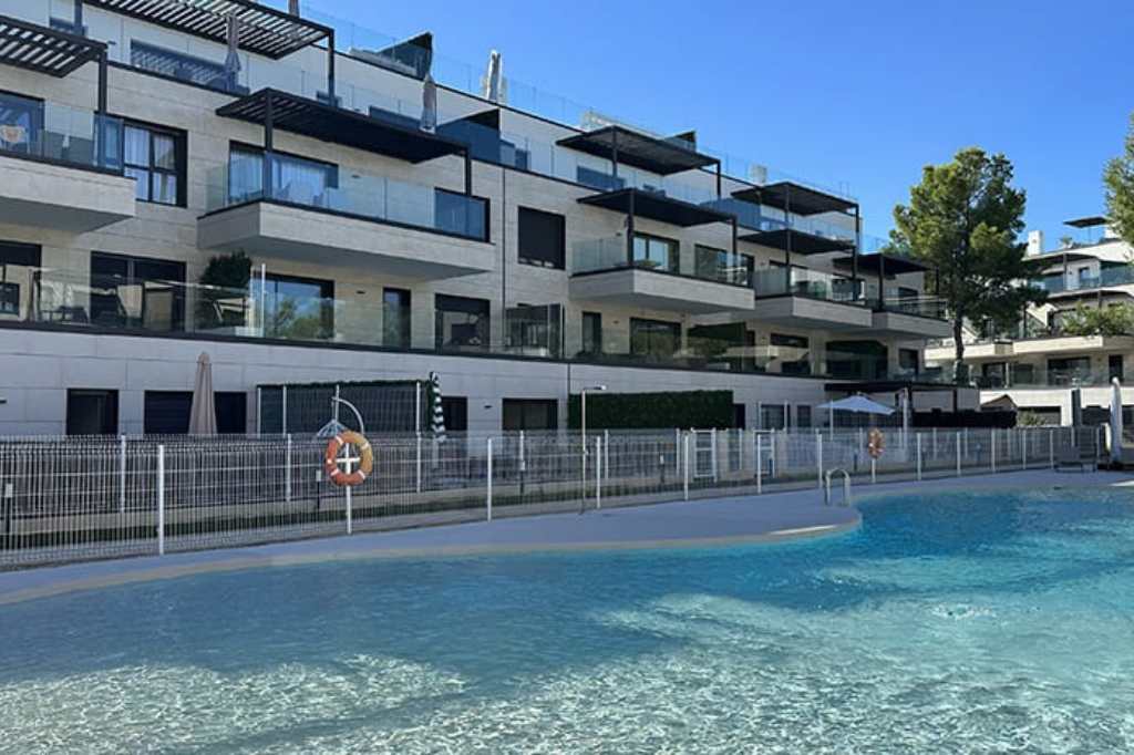 En el centro del complejo residencial Avintia Mare hay una gran piscina