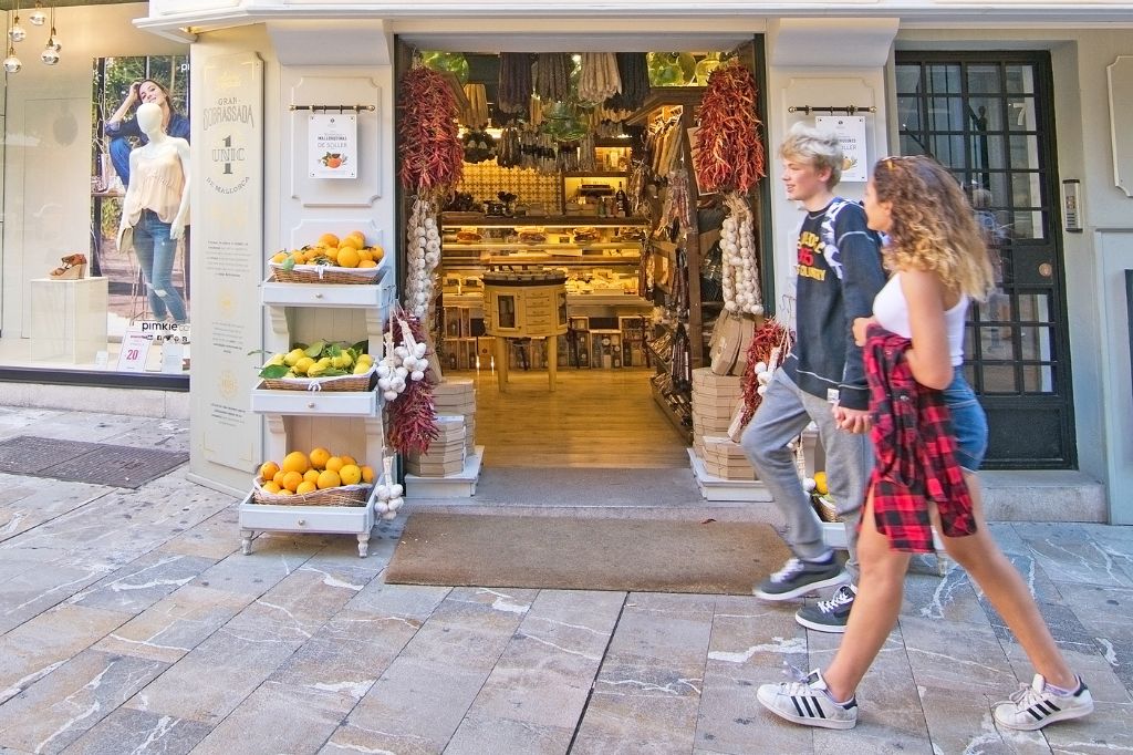 Entrada a la tienda delicatessen en Mallorca