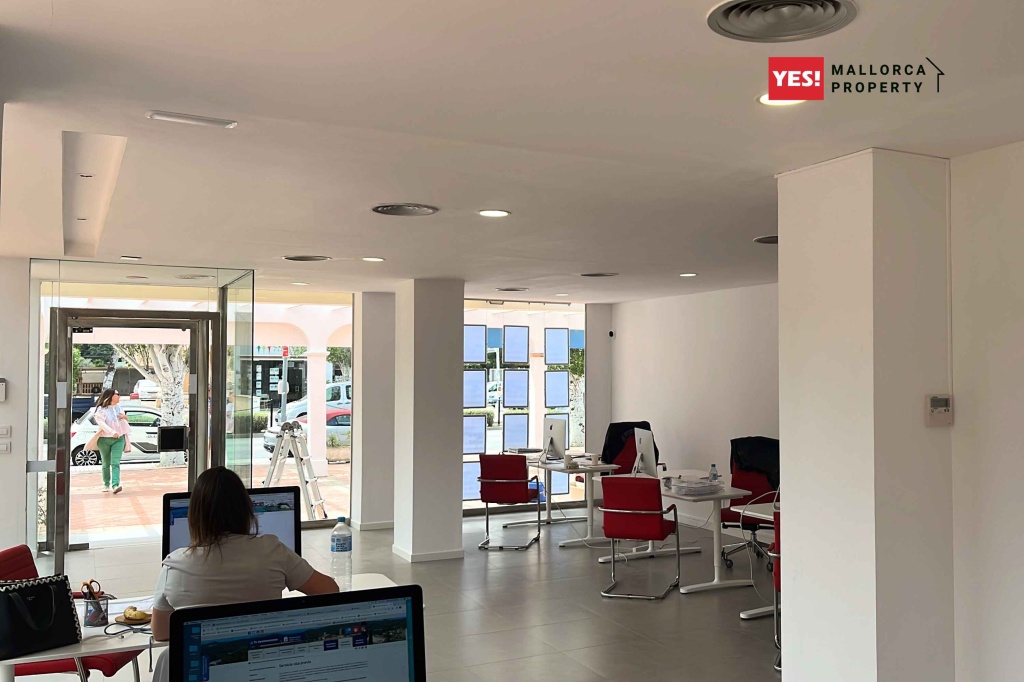 dentro del nueva oficina de Yes! Mallorca Property en Santa Ponsa