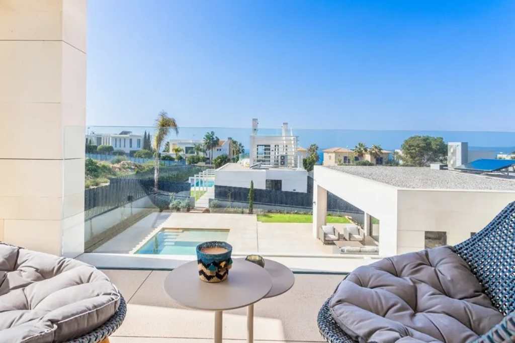 Vista al mar desde la terraza de una villa en el complejo residencial White Med Villas