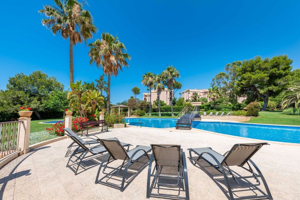 La residencia Golf Gardens en Santa Ponsa cuenta con una gran piscina en forma de laguna