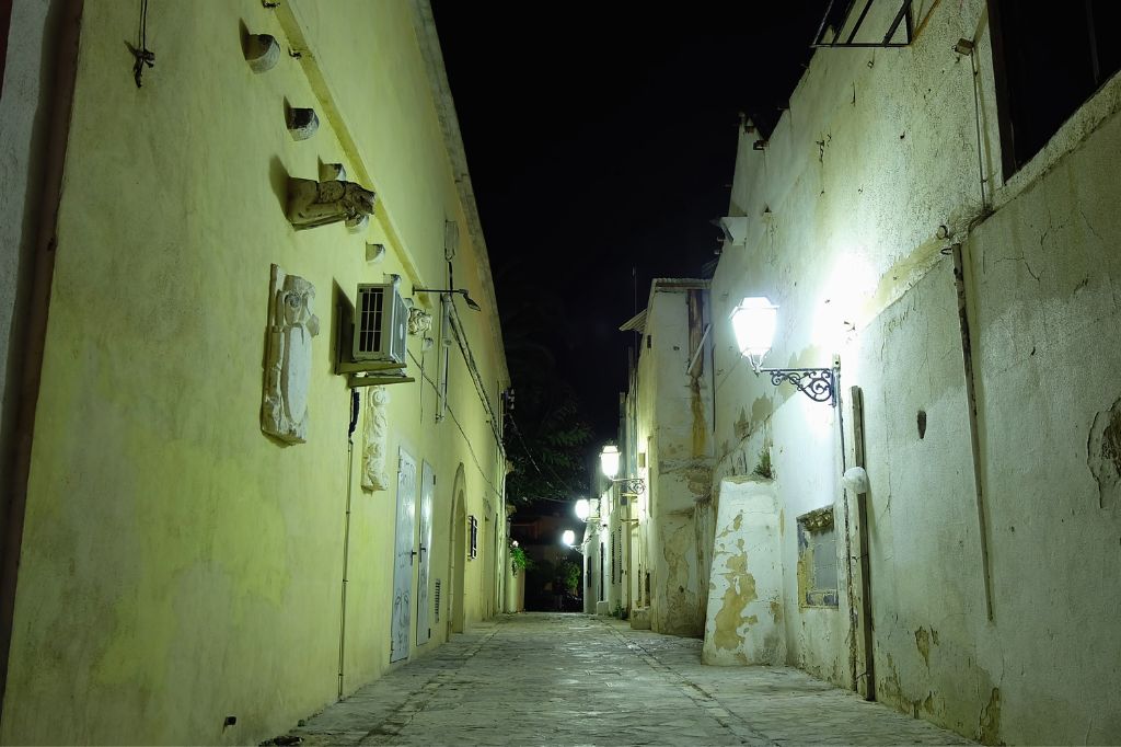 Calle nocturna vacía, Palma de Mallorca, España