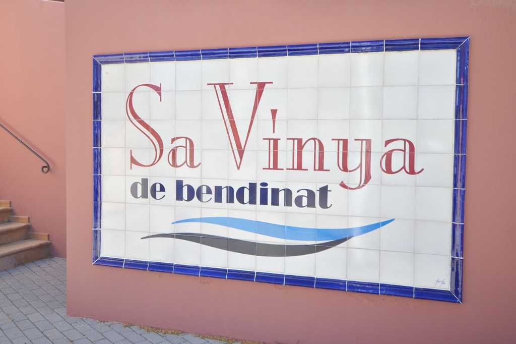 cartel a la entrada de Sa Vinya en Bendinat