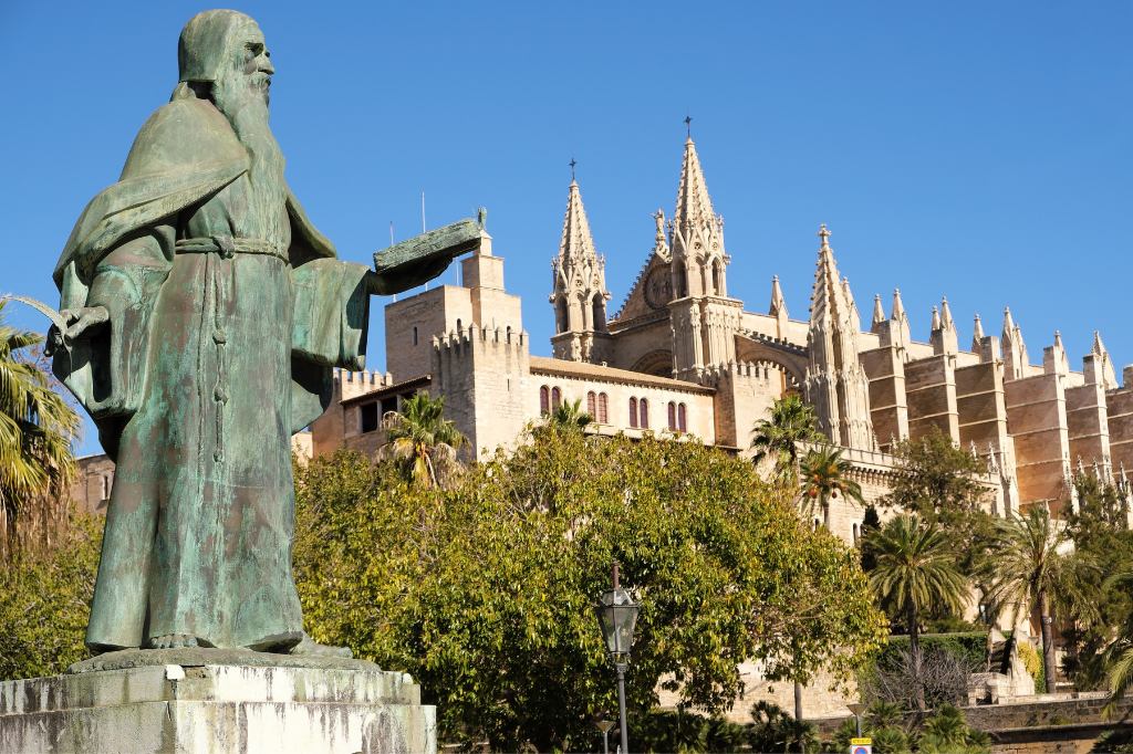 Palma de Mallorca en un soleado día de marzo - vista lateral de la catedral de Santa María la Seu