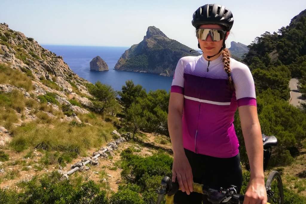 Retrato de mujer feliz pedaleando por Mallorca