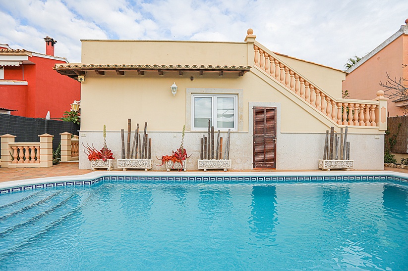Preciosa villa de 3 dormitorios con jardín y piscina en El Toro