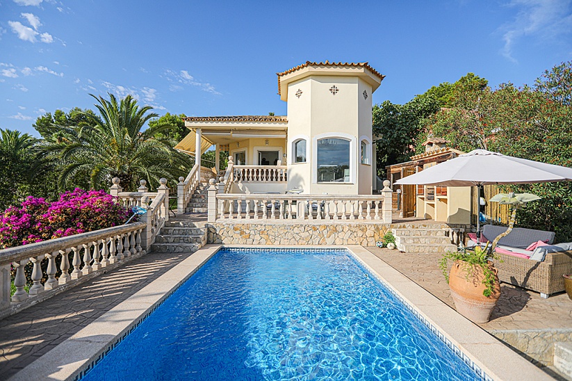 Villa de estilo mediterráneo con piscina en Costa de la Calma