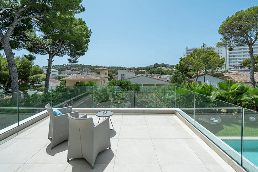 Villa familiar moderna de estilo mediterráneo con hermoso jardín a poca distancia de la playa