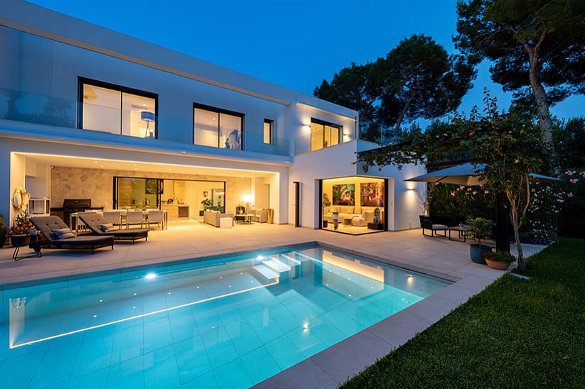 Villa familiar moderna de estilo mediterráneo con hermoso jardín a poca distancia de la playa